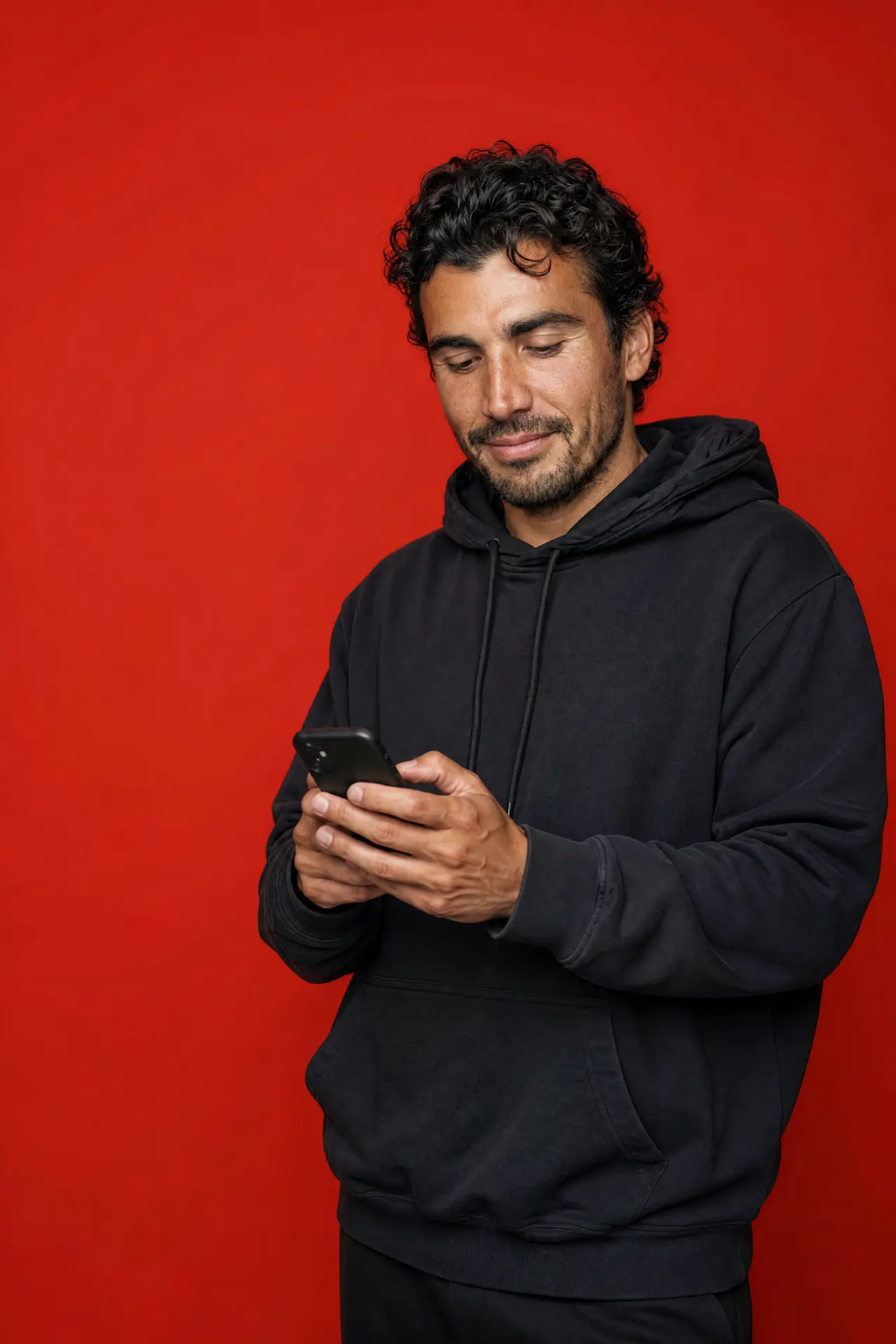 Sergio Duarte revisando anuncios en su teléfono